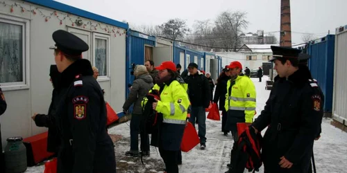 100 de familii sinistrate au primit astăzi cadouri de la Moş Crăciun cu epoleţi