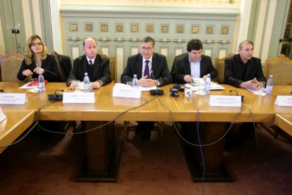 Printre invitaţii la conferinţă s-au numărat subsecretarul de stat Andrei Ionescu (stânga), prefectul de Dolj Eugen Georgescu (centru) şi profesorul universitar Cezar Avram (dreapta)