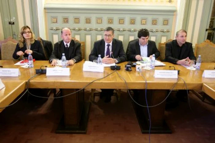 Printre invitaţii la conferinţă s-au numărat subsecretarul de stat Andrei Ionescu (stânga), prefectul de Dolj Eugen Georgescu (centru) şi profesorul universitar Cezar Avram (dreapta)