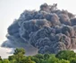 Fumul toxic şi incendiul de la uriaşul depozit de deşeuri continuă să le facă probleme localnicilor de la Salonta. FOTO