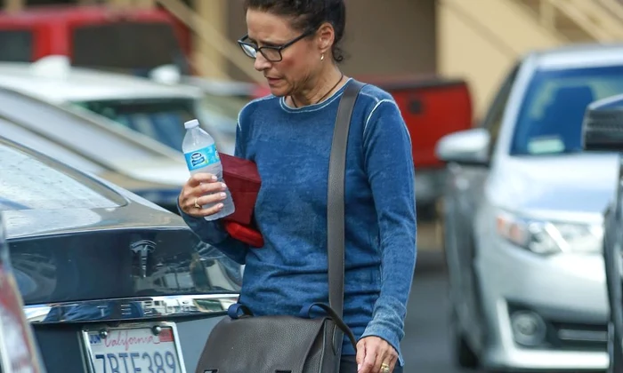 Exclusive Julia Louis Dreyfus Runs Errands In Pacific Palisades jpeg