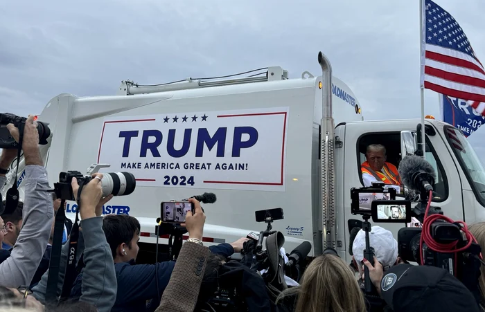Donald Trump, într-o maașină de gunoi la un miting electoral FOTO: X