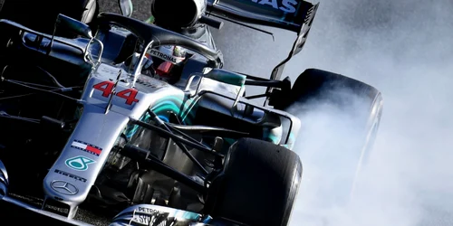 Britanicul Lewis Hamilton pe monopostul Mercedes WO9 de la echipa Mercedes AMG Petronas F1 frânează în timpul Marelui Premiu de Formula 1 al Japoniei pe circuitul Suzuka la Suzuka Japonia FOTO Guliver  / Getty Images / Clive Mason 