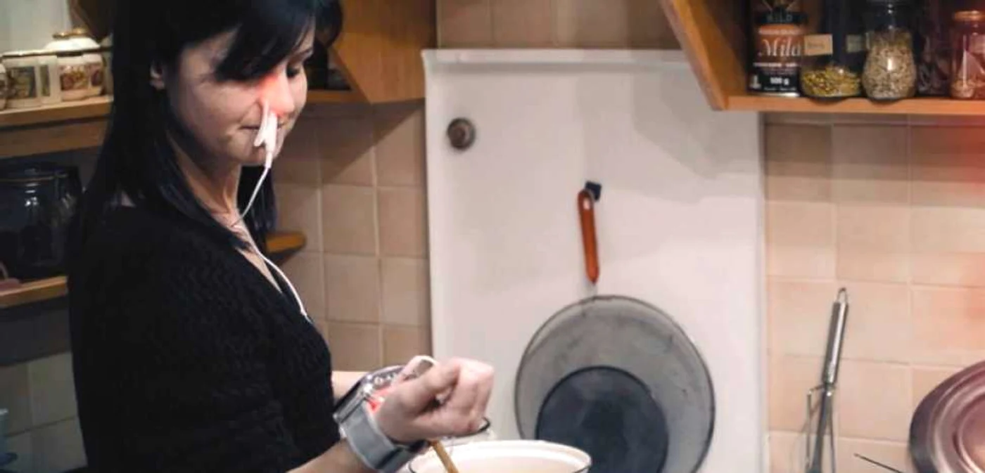 FOTO: Ceasul panaceu vândut bătrânilor cu 7.000 lei, pe internet costă 100 euro. (Facebook Prevenţie şi Sănătate)