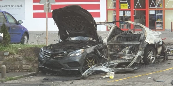 Masina explodata parcare supermarket Arad FOTO aradon.ro
