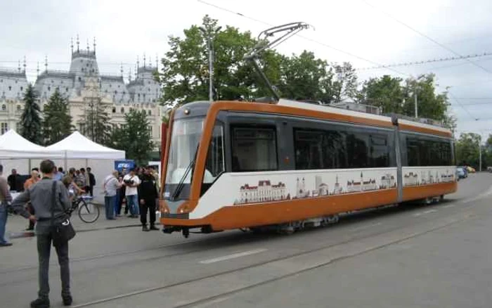 Tramvaiul de 500.000 de euro a fost inaugurat cu fast de autorităţi după care garat în depoul RATP. Foto: Adevărul