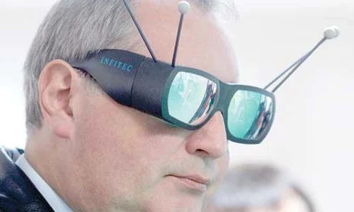 Să fie ăştia ochelari antimahmureală sau vreo armă sofisticată? jpeg