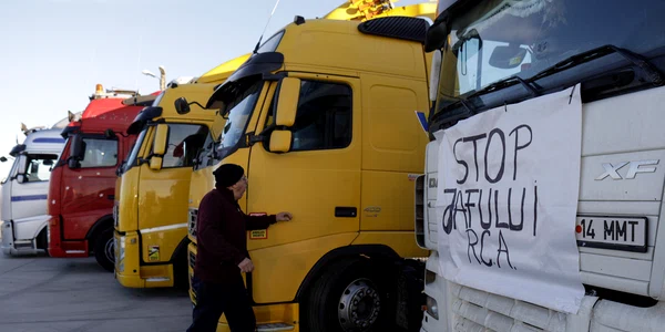 Transportatori pleacă dintr-o parcare de tiruri din Bolintin Vale, Giurgiu, spre centura Bucureștiului pentru a protesta. FOTO Inquam Photos / Octav Ganea