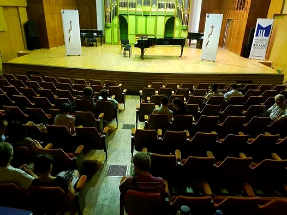 O sală fară spectatori, la Concervator, în etapa I de la Concursul Enescu    FOTO: Pagina Facebook Remus Azoiţei