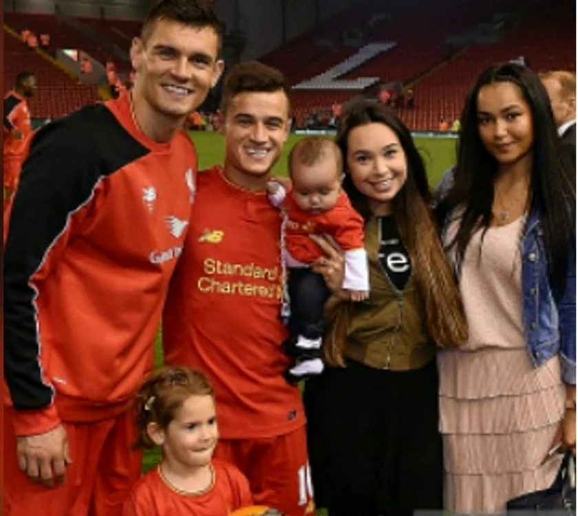 Lovren (primul din stânga) şi Anita (prima din dreapta), sărbătorind o victorie a lui Liverpool cu famlia lui Coutinho
