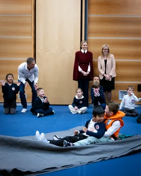 Prințesa Charlene de Monaco a arătat incredibil într un pulover rochie roșu