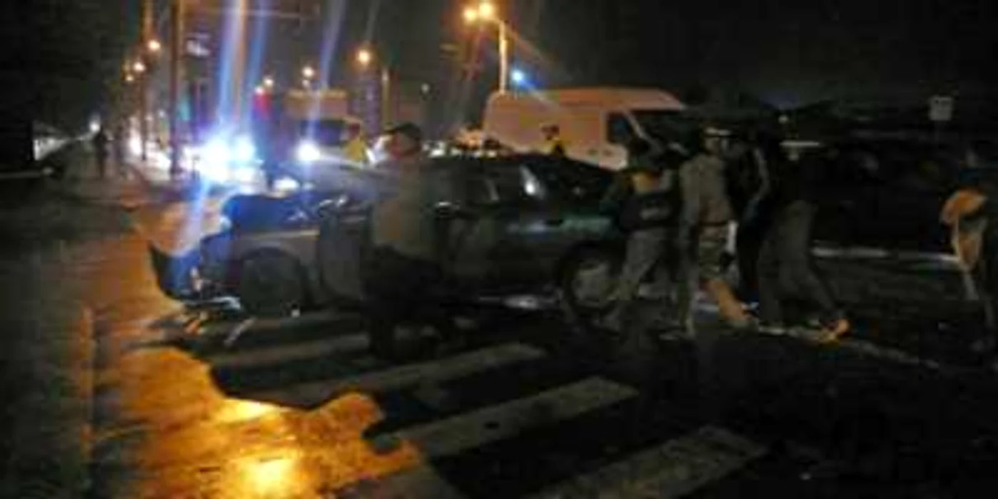 Craiova: Microbuz lovit în plin la ieşirea din oraş