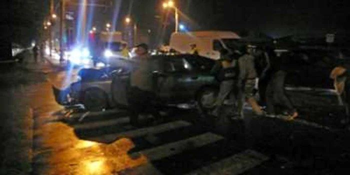Craiova: Microbuz lovit în plin la ieşirea din oraş