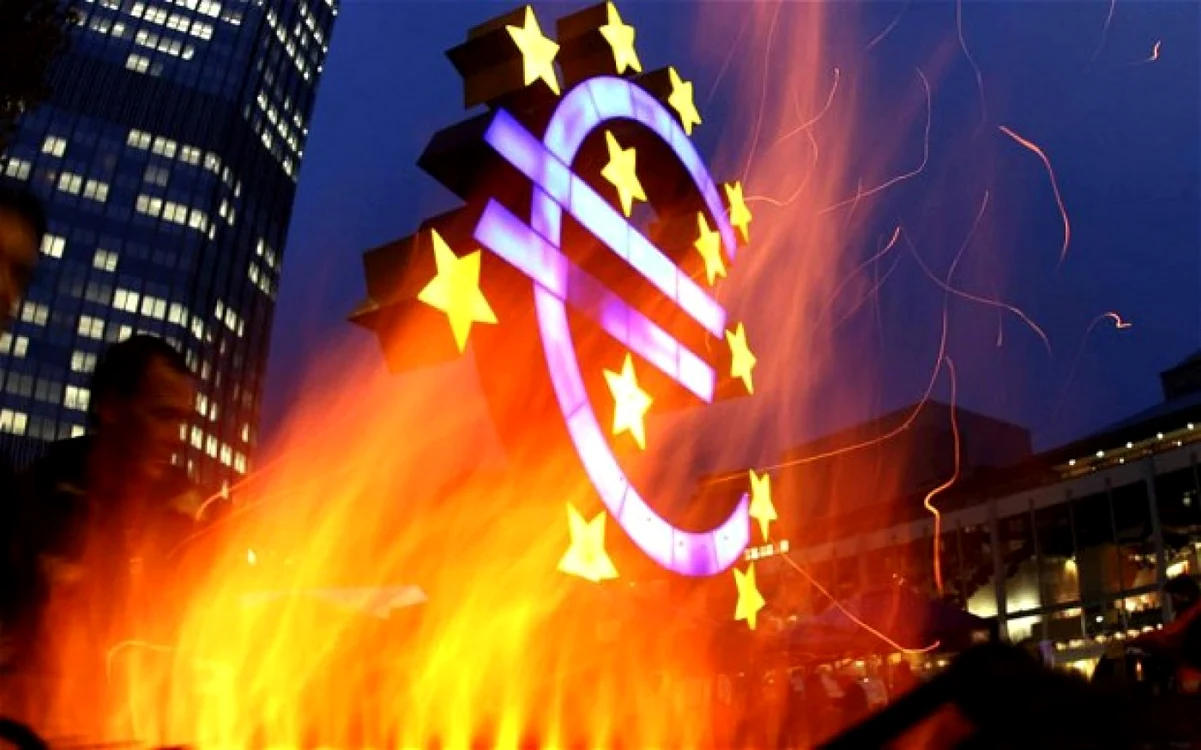Euro a atins miercuri un minim al ultimilor nouă ani, de 1,1728 dolari pe unitate, fiind în scădere cu 0,3% şi sub nivelul de 1,1747 dolari pe unitate, la care moneda unică a fost tranzacţionată pentru prima oară în sistemele Reuters, pe 4 ianuarie 1999  FOTO telegraph.co.uk