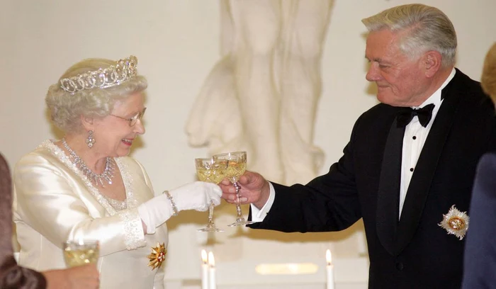 Potrivit unor foşti servitori, Regina Marii Britanii obişnuieşte să bea şampanie în fiecare seară  jpeg