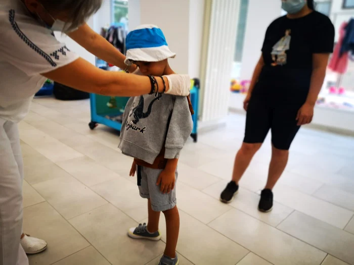 Beneficiarii sunt copiii sărmani din evidența Direcțiilor de Asistență Socială sau ai ONG-urilor