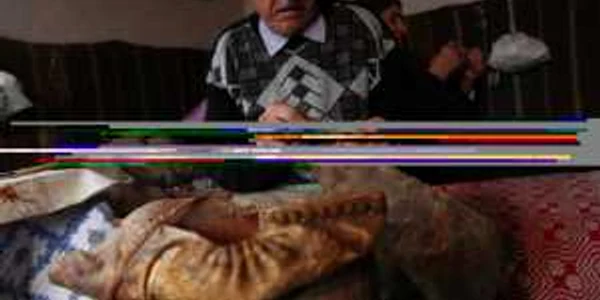 Vasile Vornicesei îşi câştigă existenţa din meşteşugul opincilor