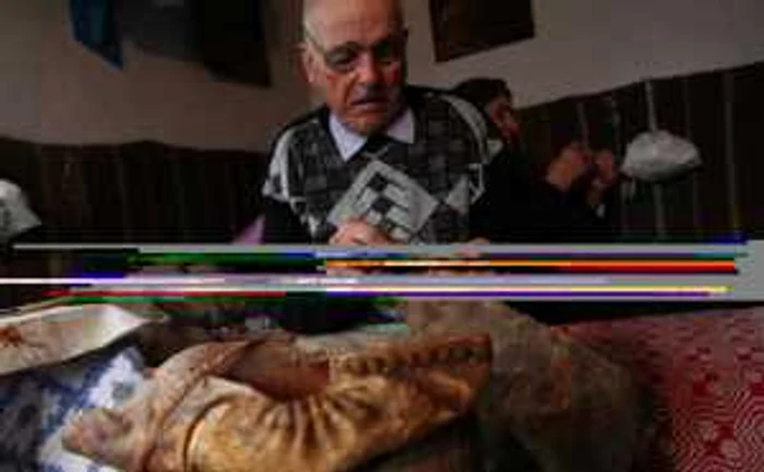 Vasile Vornicesei îşi câştigă existenţa din meşteşugul opincilor