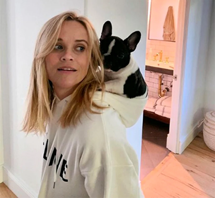 Reese Whiterspoon, 44 de ani, plimbă căţelul prin casă în gluga hanoracului