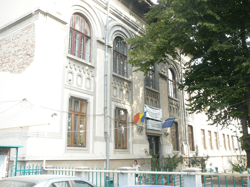 Clădirea emblematică a unui liceu din Caracal, evacuată. Elevii învățau într-un imobil cu risc seismic I. Care este soluția aleasă