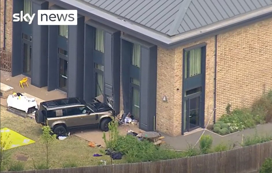 Șapte copii și doi adulți, răniți după ce un SUV s-a izbit puternic în clădirea unei şcoli din Londra - VIDEO 
