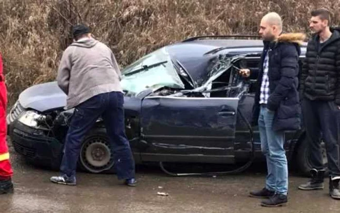 Maşina acroşată de TIR a fost avariată serios Foto: GSDG