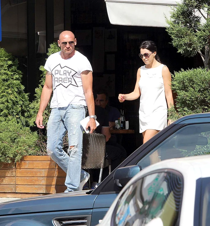 Bogdan Stelea. După divorţul de Mirela Stelea, din primăvara acestui an, fostul portar şi-a găsit liniştea în braţele unei alte brunete sexy, Laura Alistar. Cei doi au fost deseori văzuţi împreună la restaurant sau la film.