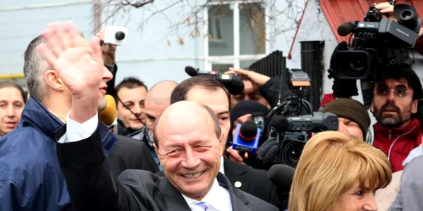 Traian Basescu si Maria Basescu la vot FOTO MEdiafax