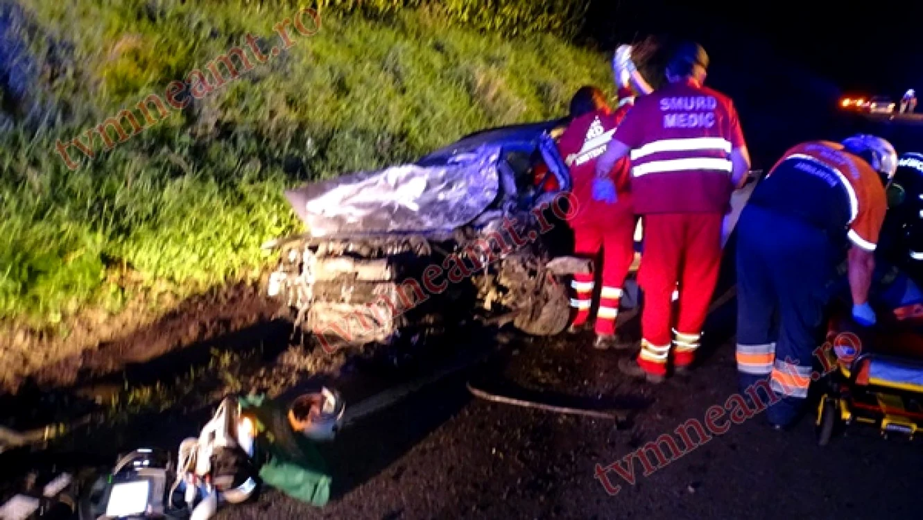 În urma impactului, unul dintre şoferi a decedat pe loc FOTO Tvmneamt.ro