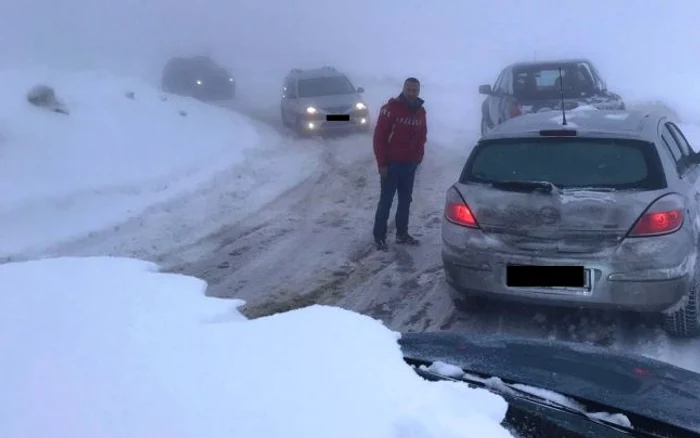 Accesul în Platoul Padina – Peştera se poate realiza şi pe drumul DJ 714, Glod – Sanatoriul Moroeni – Bolboci (mal drept) – Padina – Peştera