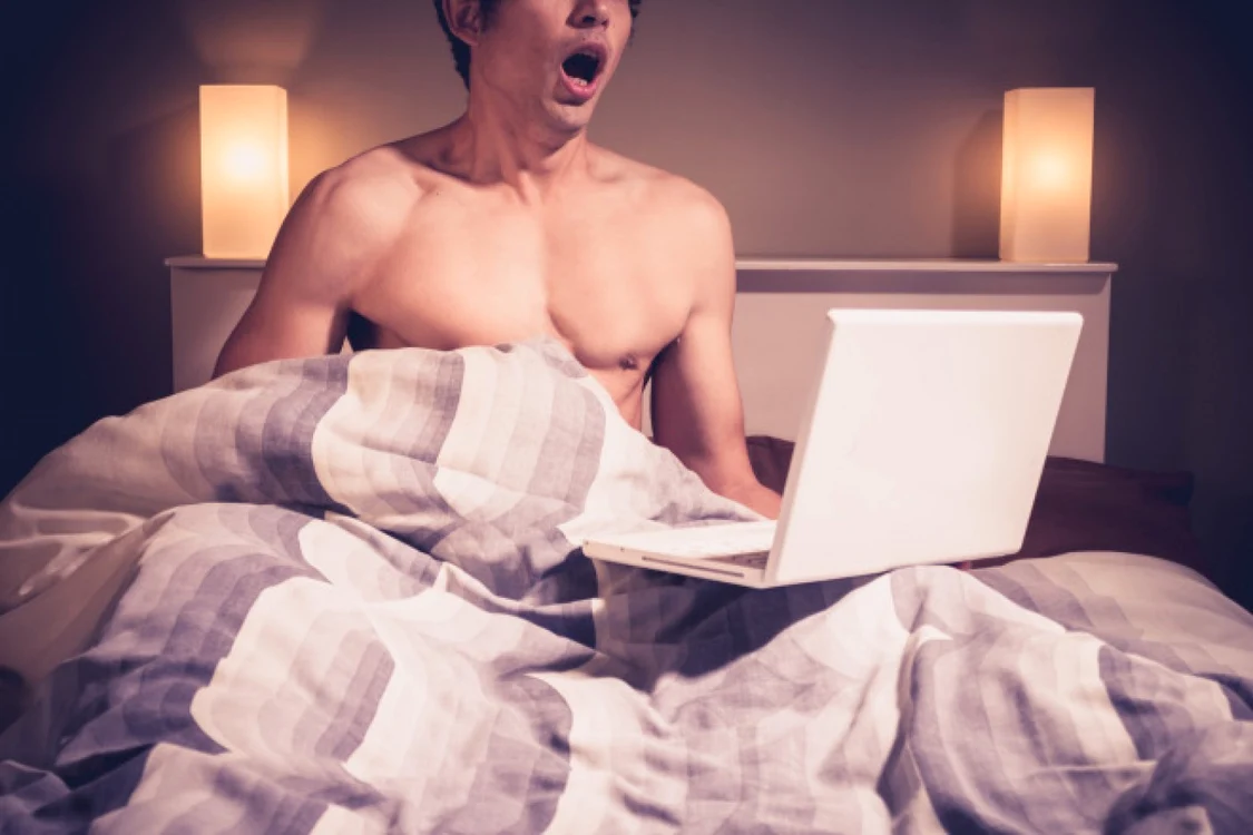Educaţia sexuală nu se face prin urmărirea unor materiale pornografice, pentru că acestea nu oferă o imagine reală şi corectă a ceea ce presupune şi ar trebui să însemne sexul în viaţa de zi cu zi. FOTO topnews.ae