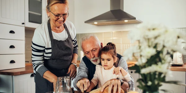 Familie la masa - pâine FOTO shutterstock 754089826 jpg