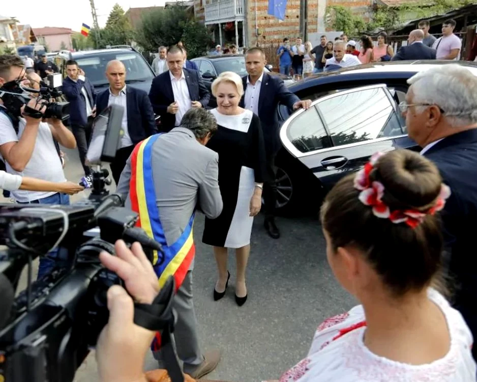 Viorica Dăncilă, în rochie Fendi, accesorizată cu broșă Chanel