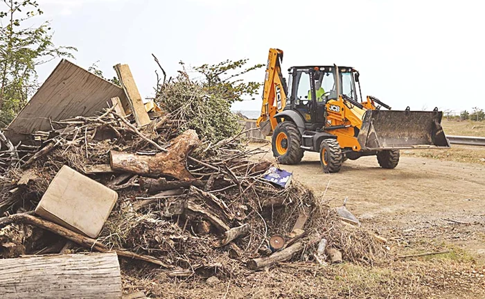 Vânturile care au lovit ţărmul au avut viteze incredibileFoto: EPA-EFE