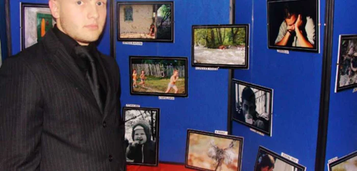 Florin Rotaru alături de fotografiile sale. FOTO: Alin Ion
