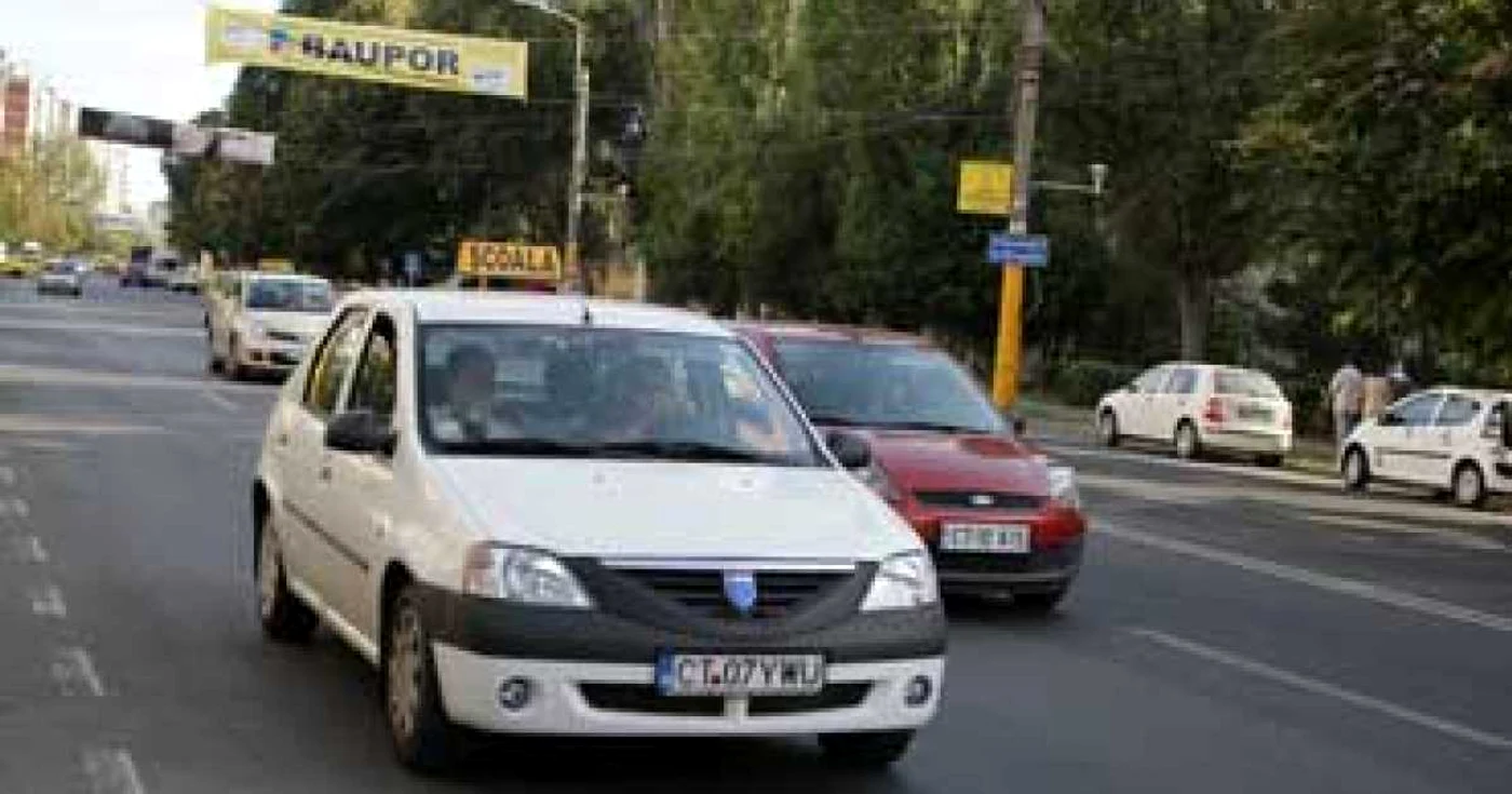 Ploieşti: O maşină s-a oprit în gardul unei locuinţe
