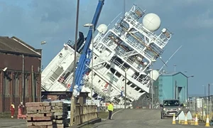Nava Petrel inclinata la 45 grade foto Twitter Adam McVey jpg