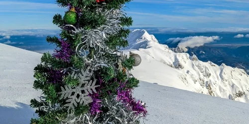 Brad de Crăciun împodobit în cel mai înalt vârf din Bucegi. Cum arată Valea Prahovei de la 2507 m altitudine