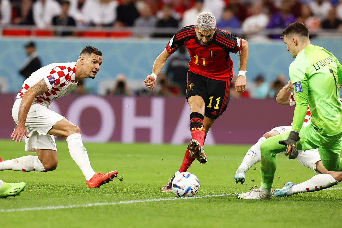Carrasco nu reușește să-l învingă pe Livakovic. Foto EPA EFE