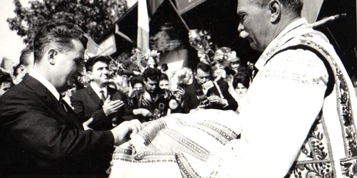 Nicolae Ceaușescu în vizită la Bârlad (© „Fototeca online a comunismului românesc”, cota: 90/1966)