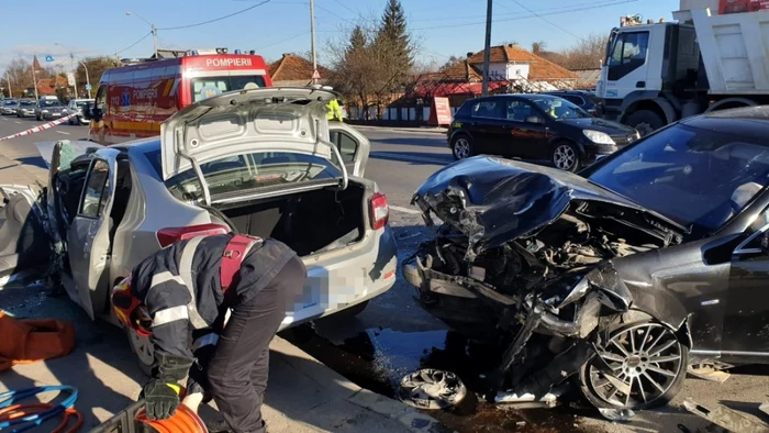 Femeia a fost găsită captivă înte fiarele contorsionate ale autoturismului. Foto: ISU Argeş