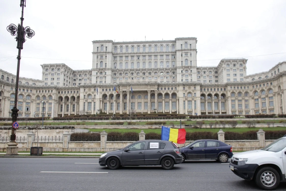 
    Majoritatea protestatarilor au venit de data aceasta cu mașinile ca să-i trezească pe parlamentari   