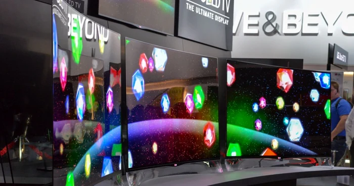 Televizorul OLED cu ecran curbat debutează în Europa. FOTO The Verge