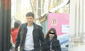 Sebastian Vlădescu (55 de ani) o ia de la şcoală pe fiica iubitei lui (Fotografii: Alex Muscaliu) jpeg