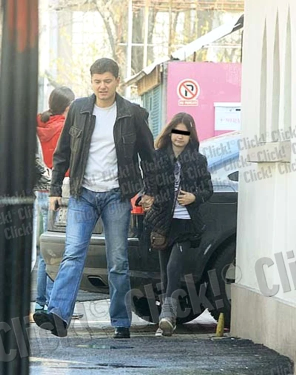 Sebastian Vlădescu (55 de ani) o ia de la şcoală pe fiica iubitei lui (Fotografii: Alex Muscaliu)