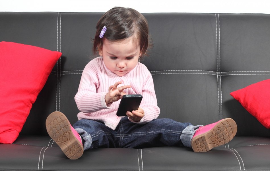 Greșeala pe care o fac părinții atunci când oferă copiilor telefoane pentru a le calma crizele de furie: „Nu vor învăța să își regleze singuri emoțiile”