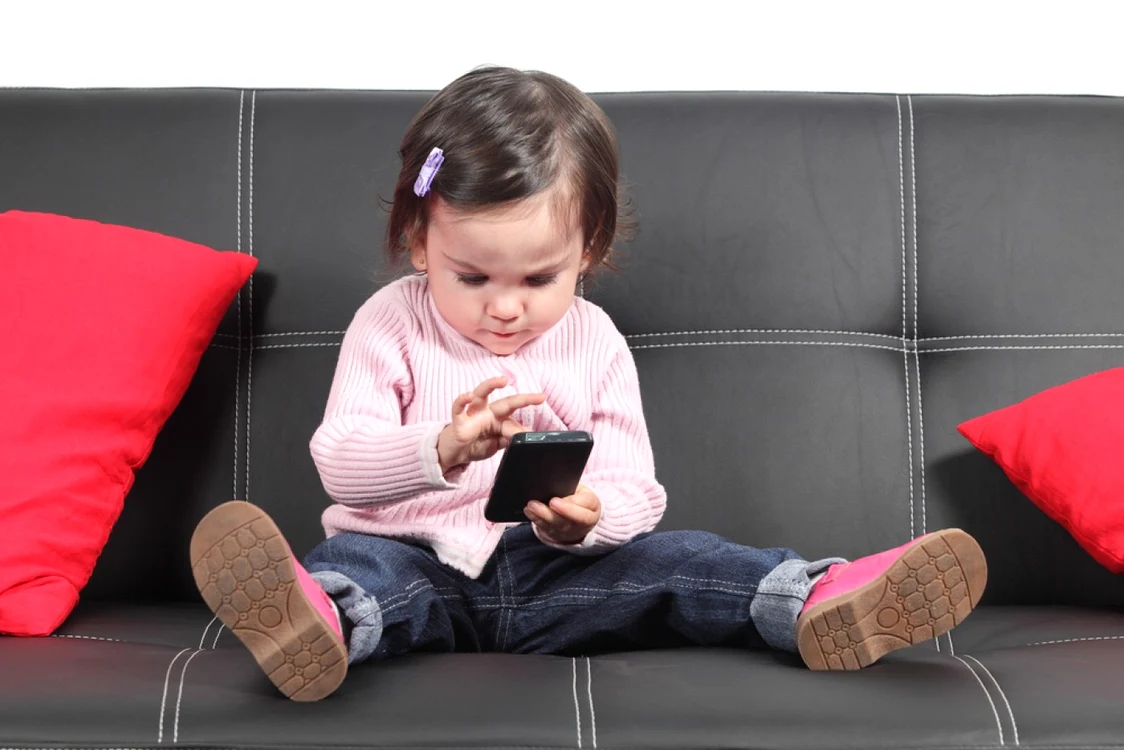 În unele state, cum este Germania, copiii au început să primească propriile telefoane mobile de la vârsta de cinci ani. FOTO Shutterstock