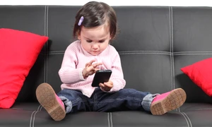 copii smartphone - telefon FOTO Shutterstock