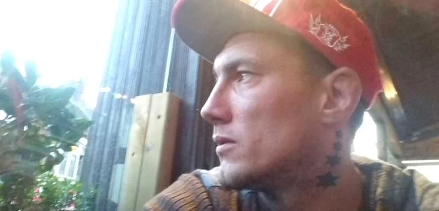 Ionuţ Petraşc a lovit un agent cu o bâtă în cap, iar pe celălalt ar fi încercat să îl strângă de gât FOTO: Facebook Ionuţ Petraşc