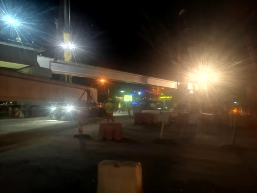 Primele grinzi care supratraversează DN1 au fost montate azi-noapte
